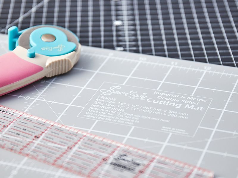 Мат для раскройного ножа двусторонний, миди, 457мм x 304мм, 18" x 12"  Hemline ER4092.GB