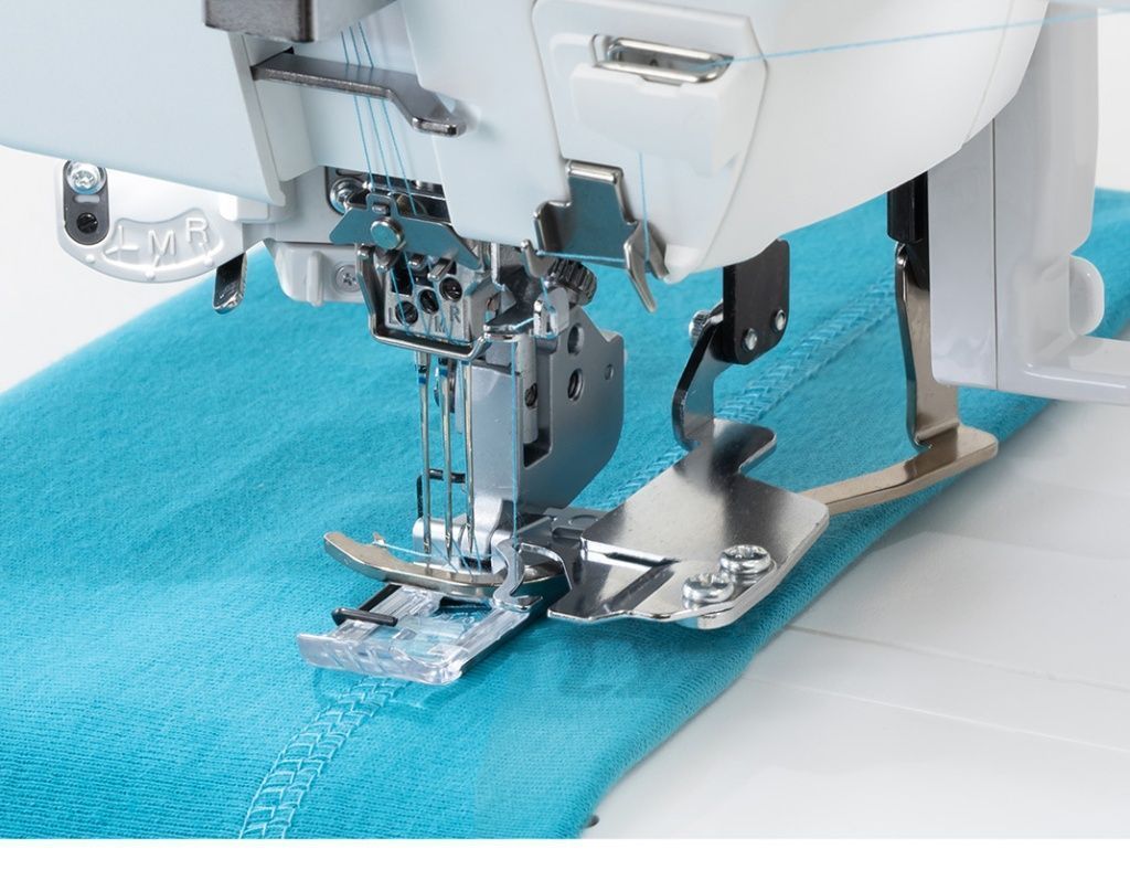 Распошивальная машина Janome CoverPro 3000 Professional