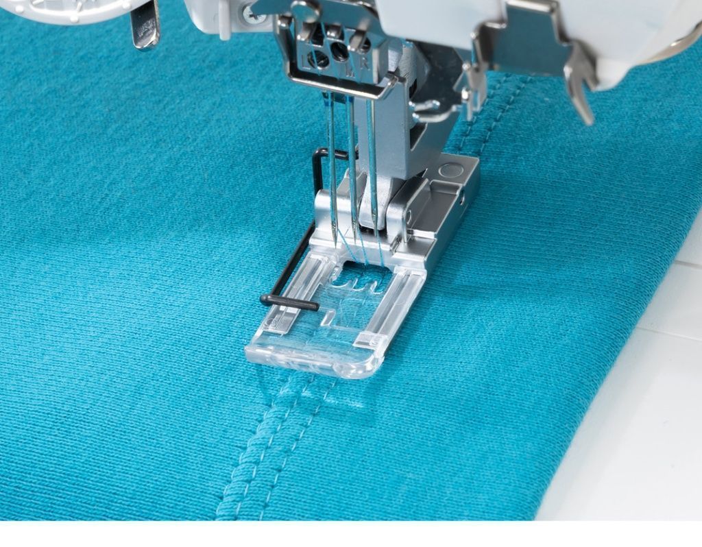 Распошивальная машина Janome CoverPro 3000 Professional