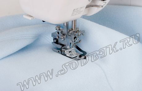 Лапка для подшивания изделий с направителем по центру Janome Cover Pro 795-819-108