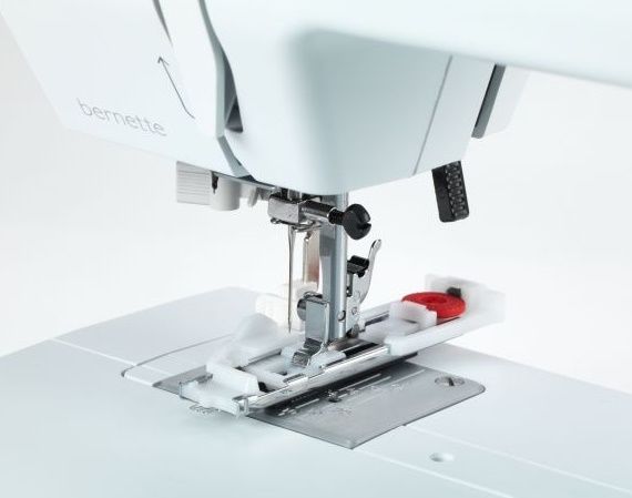 Швейная машина Bernette B35