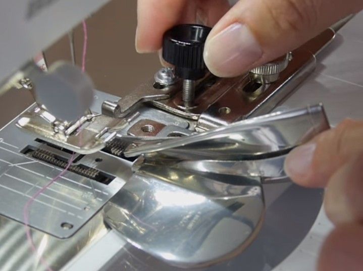 Лапка Bernina №87 устройство для окантовки срезов фальцованной косой бейкой 13/6 мм