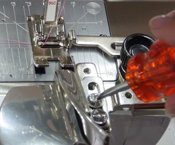 Лапка Bernina №88 устройство для окантовки срезов нефальцованной косой бейкой 32/8 мм