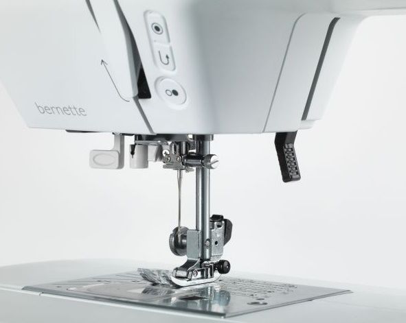 Швейная машина Bernette B38