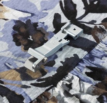 Лапка Brother для сборок (для оверлока) SA 213