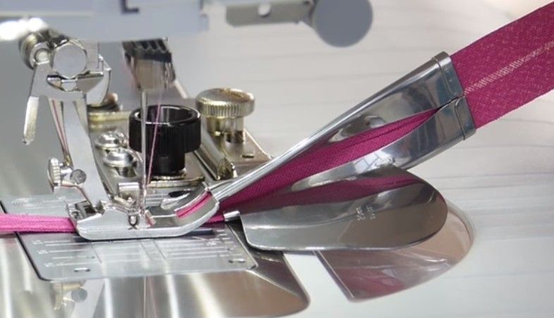 Лапка Bernina №88 устройство для окантовки срезов нефальцованной косой бейкой 28/7,5 мм